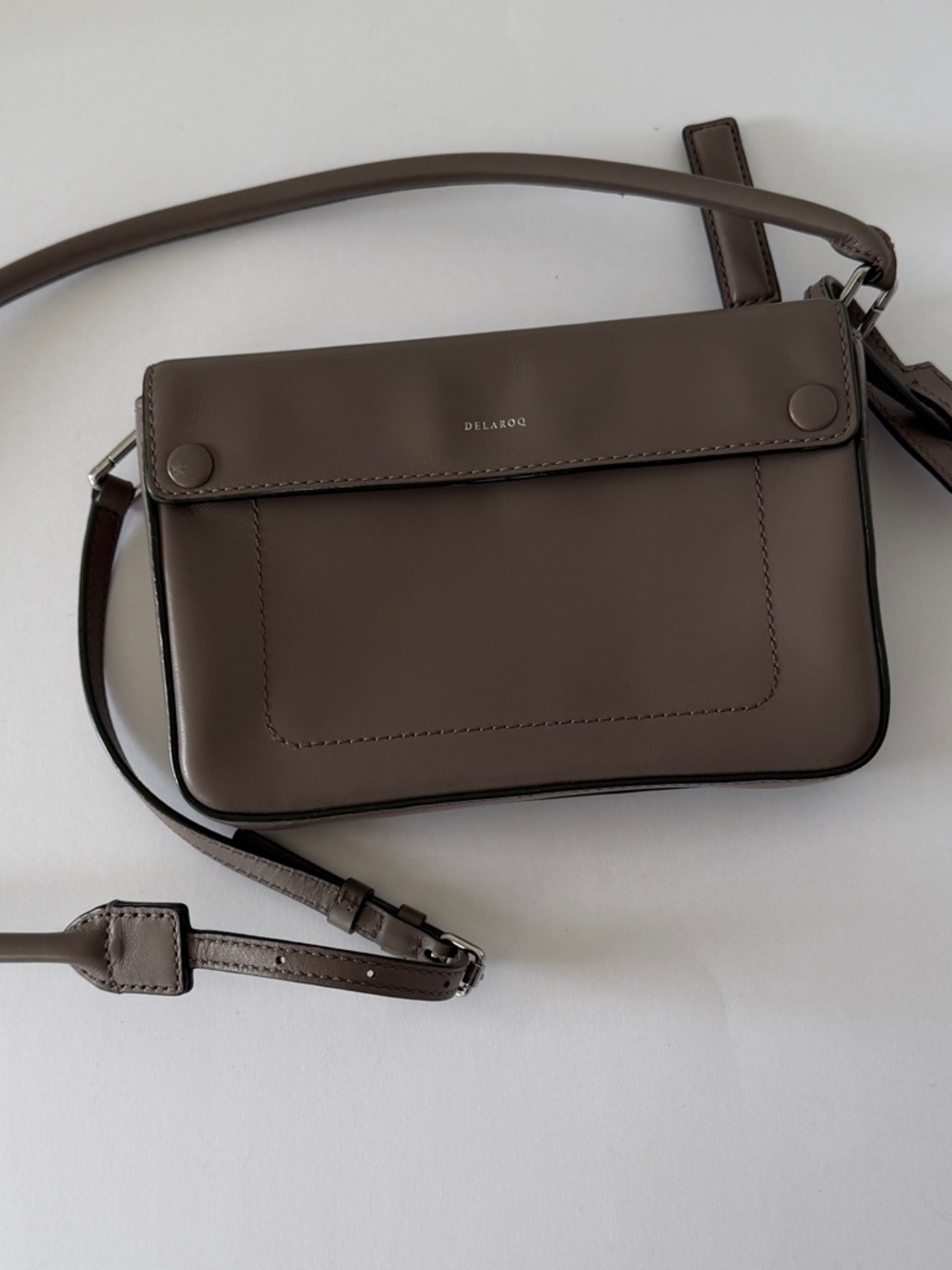 DELAROQ Triplo Shoulder Bag in Mushroom